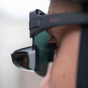 Ich seh dir in die Augen: Eine kleine Drehung nach links ermöglicht mit der Brille von Tri-Eye den Blick nach hinten.(Bild:  Tri-Eye)