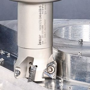 Erweiterungen des bewährten Eckfräsers aus der Heli-3-Mill-Linie: Die Version der HM390-Wendeschneidplatte zur Alubearbeitung besitzt eine scharfe, segmentierte, geschliffene und polierte Schneidkante mit speziellem Spanformer.(Bild:  Iscar)