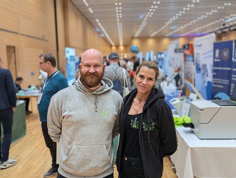 Besucherstimmen der LAB-SUPPLY Wien 2026  Matthias Rohm und Patricia Moser, Institut für Hanfanalytik:  Moser: „Für uns ist alles dabei: Wir finden hier für jeden Bereich im Labor den passenden Ansprechpartner; und es sind viele Kunden und Lieferanten von uns vor Ort.“    Mehr Infos zu den kommenden LAB-SUPPLY-Messen finden Sie auf www.lab-supply.info (Bild: VCG – Lüttmann)