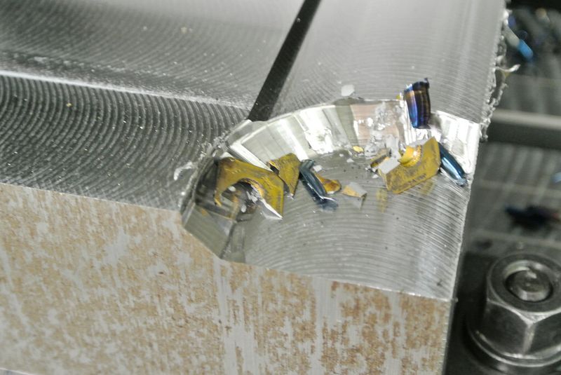 Typische Beschädigung nach einer Kollision: Nicht nur Werkzeug und Werkstück sind zerstört, sondern auch die Spindel ist beschädigt und muss kostenaufwändig erneuert werden. (Bild: GF Machining Solutions)