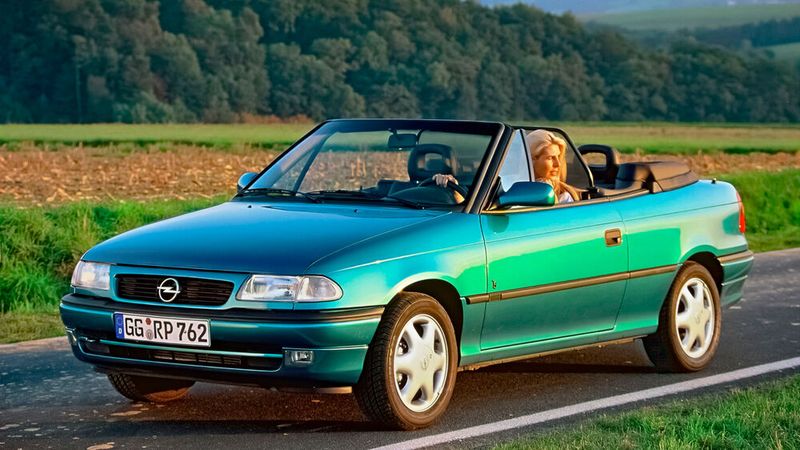 Die Cabrio-Variante des Opel Astra F wurde von Bertone auf der Basis des Stufenheckmodells entworfen. Das eingeklappte Stoffdach hatte keine karosserie-eigene Verdeckkasten-Abdeckung, sondern musste mit einer Persenning mittels Druckknöpfen manuell abgedeckt werden. Kaum ein Fahrer hat sich wegen der umständlichen Handhabung jedoch daran gehalten.  (Bild: Opel GmbH)