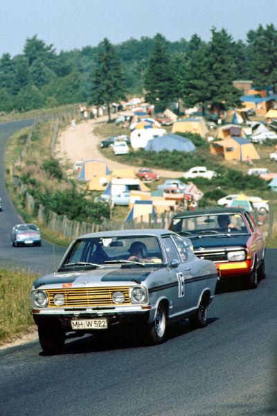 Die Rennstrecke als Wohnzimmer: Der Kadett erzielte im Jahr 1968 nicht weniger als 222 Klassensiege. Mit dem Rallye Kadett und durch die Unterstützung des Tuners Günther Irmscher gewann man mit dem Wagen 1967 die Tour d'Europe. (Bild: Opel)