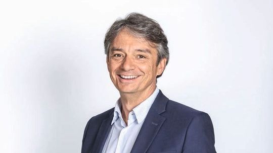Pascal Daloz, Chief Executive Officer und Vorstandsvorsitzender von Dassault  Systèmes: „Die Life-Sciences-Branche tritt in eine neue Ära der Innovation ein – angetrieben durch künstliche Intelligenz und den Wandel hin zur Präzisionsmedizin –, während sie gleichzeitig mit zunehmender operativer Komplexität und strengeren regulatorischen Anforderungen konfrontiert ist.“(Bild:  Dassault Systèmes)