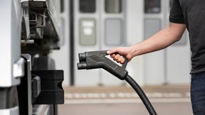 Andere Flotten im eigenen Depot laden lassen: Mit dieser Idee will der Bundesverband Güterkraftverkehr Logistik und Entsorgung ein Ladenetzwerk für E-Lkw etablieren. (Bild: Daimler Truck)