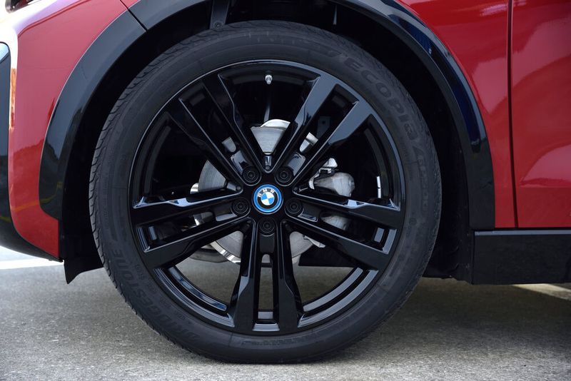 Die Felgen haben 20 statt 19 Zoll. (BMW)