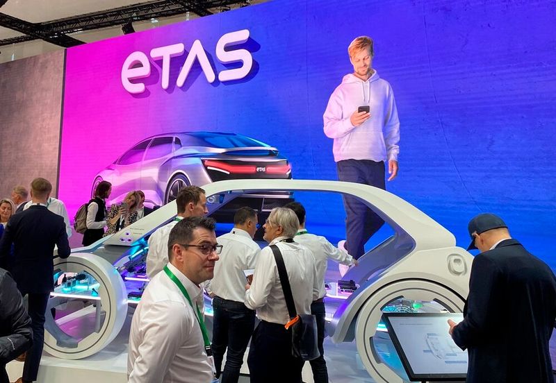 Die ETAS Vehicle Software Platform Suite ist speziell darauf ausgelegt, diesen Wandel optimal zu unterstützen. Sie bietet umfassende Laufzeitkomponenten, Entwicklungstools sowie ein Starterkit zur Steigerung der Entwicklungseffizienz und zur Sicherstellung optimaler Anwendungsperformance. (Bild: ETAS)
