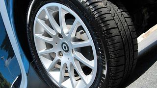 Ein Dokotrand hat einen speziellen Reifen entwickelt, der als Sensor arbeitet und den Straßenzustand an den Bordcomputer übermittelt. (gemeinfrei)