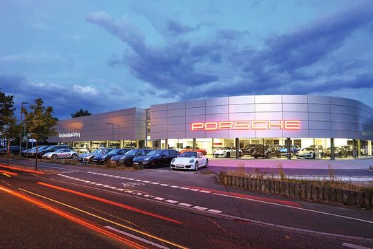 Seit diesem Jahr unter dem Dach von Graf Hardenberg: das Porsche-Zentrum Freiburg.(Bild:  Fotostudio faj)