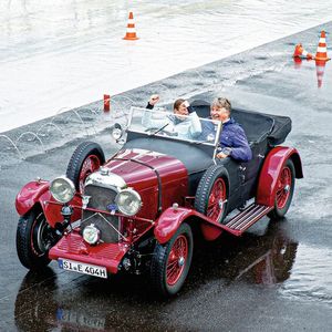 Geschafft: Was ein echter Oldie-Cabrio-/Roadsterfaher ist, dem konnte auch Wasser von oben den Spaß an der Freude auf dem Fahrsicherheitszentrum am Nürburgring (FSZN) nicht nehmen.(Bild:  Thommy Mardo)