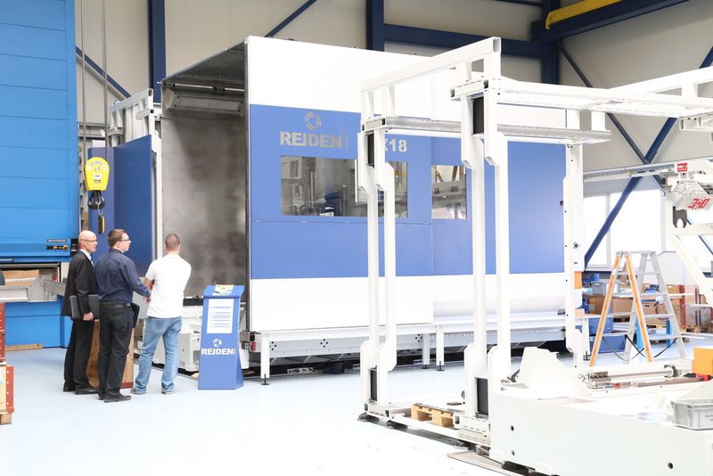 Hausausstellung bei Reiden Technik: Gebiets-Verkaufsleiter Patrick Glantzmann mit Kunden  bei der Präsentation des Maschinenportfolios. (Matthias Böhm)