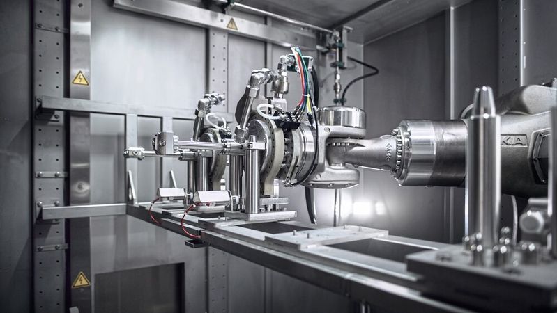 Der Stäubli Werkzeugwechsler am Roboterarm. Das System arbeitet durchgehend in der Nasszelle, weshalb besonders hohe Anforderungen an alle verbauten Komponenten gestellt wurden. Der Werkzeugwechsler lässt sich übrigens auch auf anderen Robotern als denen von Stäubli installieren.(Bild:  Stefan Woidig)