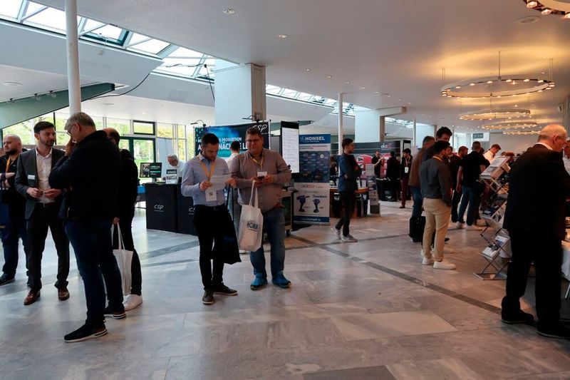 Da fast doppelt so viele Aussteller wie vor einem Jahr ihre Schraubprodukte, -systeme und -lösungen präsentieren wollten, erstreckte sich die Messe bis ins Foyer. (Bild: D. Quitter - VCG)