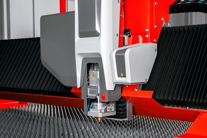 Viel Speed und konstante Qualität bietet Bystronic beim Laserschneiden: Der neue Schneidkopf passe den Laserstrahl der Bystar Fiber dem Material und der Blechdicke präzise an. (Bystronic)