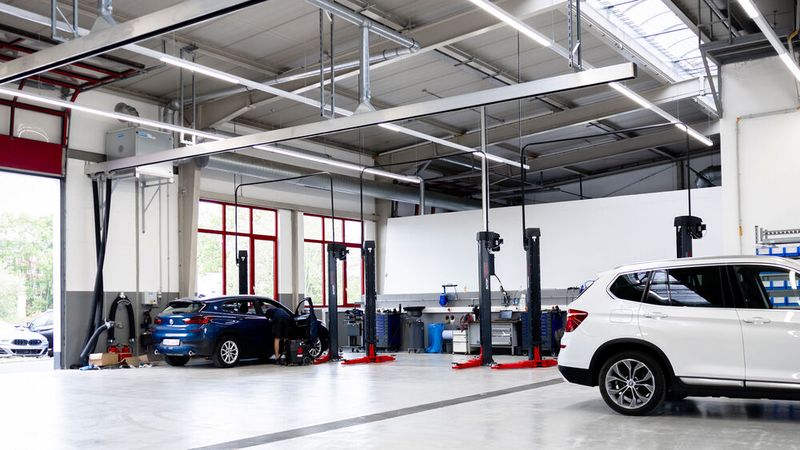 Am neuen Standort in Altenburg wurde die Werkstatt um drei Arbeitsplätze, darunter ein Arbeitsplatz für Karosseriearbeiten, erweitert. (Bild: Autohaus Kühnert)