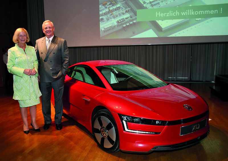 Prof. Dr. Johanna Wanka und Prof. Dr. Martin Winterkorn am XL1 während der InnoCaT-Abschlussveranstaltung. (Bild: Matthias Leitzke, www.photodesign-wolfsburg.de)