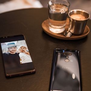 Dank neuer Technologie wird der Gehäuserahmen in die Bedienung integriert. Ein schneller Zugriff auf Fotofunktion und Apps soll damit gewährleistet werden.