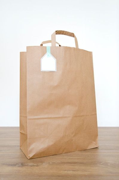 Auch die Papiertüte erzählt die Geschichte eines Patentdiebstahls: Die Erfinderin Margaret Knight ließ sich eine Maschine patentieren, die Papiertüten mit flachem Boden herstellten. Noch im Bau des Prototypen stahl ihr der Maschinist Charles Annan ihre Idee. Vor Gericht wurde ihr jedoch Recht zugesprochen.  (Bild: gemeinfrei)