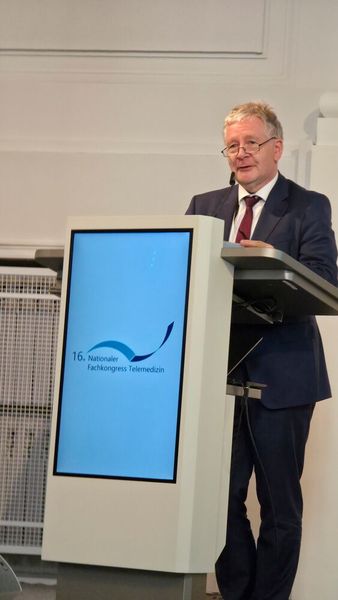 Prof. Dr. med. Gernot Marx, FRCA, Vorstandsvorsitzender der DGTelemed, begrüßte die Teilnehmenden zum 16. Nationalen Fachkongress Telemedizin in Berlin. (Bild: DGTelemed)