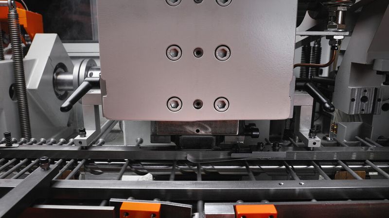 The upsetting station forms the pre-head, the so-called bulb. (Image:Aachen mechanical engineering)