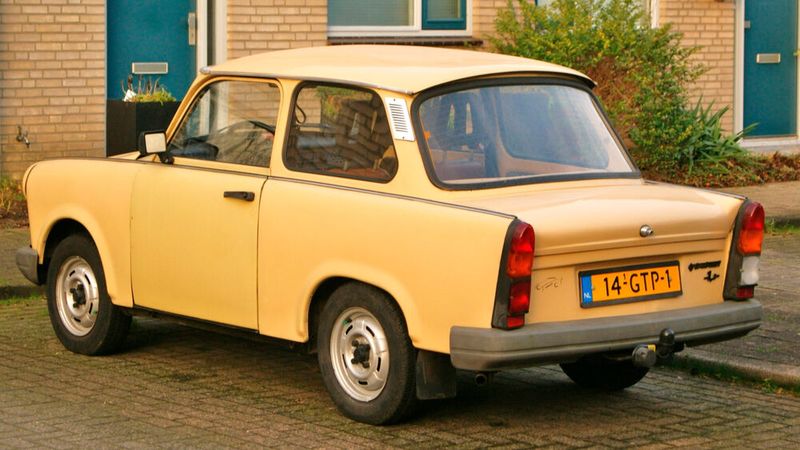 Letzte Trabant-Weiterentwicklung war der Trabant 601 1.1, der von 1990 bis 1991 vom Band lief. Er besaß einen wassergekühlten Viertaktmotor, der in der DDR nach Volkswagen-Lizenz gebaut wurde, sowie ein stark verbessertes Fahrwerk. Infolge einer Kostenexplosion bei der Bereitstellung des neuen Motors blieb nur noch wenig Geld zur Erneuerung des Trabant-Modells. Nach der Währungsunion im Sommer 1990 waren diese neuen Trabis nur noch schwer verkäuflich, sodass die Produktion schon 1991 beendet werden musste. (Bild: 1990 Trabant 601 1.1 / Niels de Wit / CC BY 2.0)