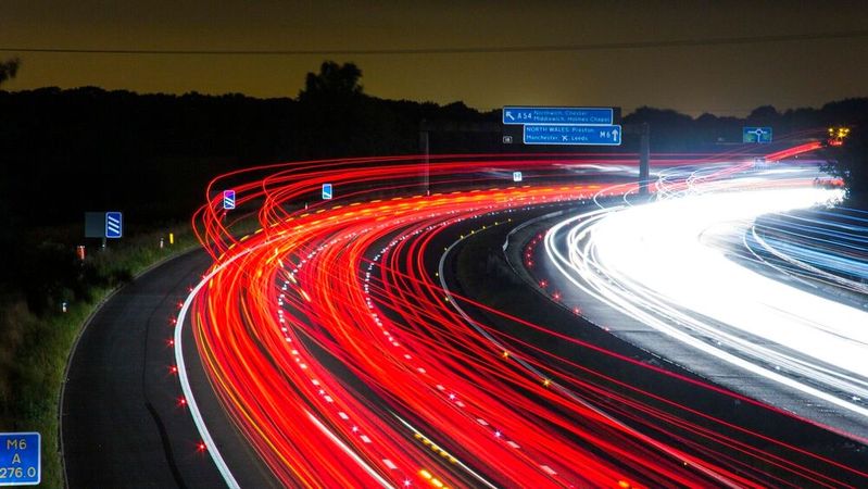 Abgasnorm Euro 7: erste europäische Emissionsnorm, die neben klassischen Abgasemissionen auch Emissionen aus Nicht-Abgasquellen wie Bremsen- und Reifenabrieb berücksichtigt.(Bild:  Jonbonsilver /  Pixabay)
