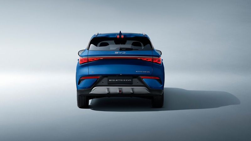 Evo-Zutaten: coole Bremsleuchten im Dachspoiler, überarbeitete Stoßfänger und Heckleuchtengrafik (Bild: BYD)