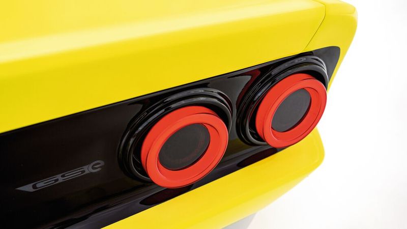 Vollständig aus Kunststoff gefertigt: die Heckblende samt ans Original angelehnter Rückleuchten. (Bild: Opel GmbH)