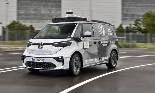 Hier ist der ID Buzz AD, der völlig autonom fahren kann, wie Volkswagen sagt, noch als Testversion unterwegs. Doch im VW-Werk Hannover brodelt es schon, um im nächsten Jahr dort mit der Serienfertigung beginnen zu können ...(Bild:  Volkswagen)