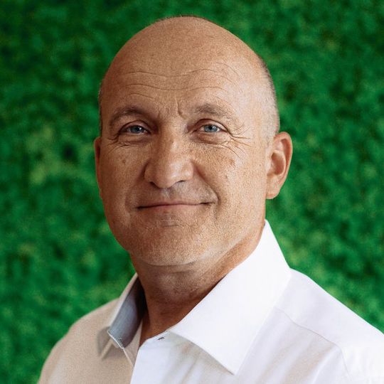 Thomas Hausch entwickelt als Chief Operating Officer von Sono Motors Geschäftsstrategien und hält den Kontakt zu strategischen Partnern und Lieferanten. Thomas Hausch entwickelt als Chief Operating Officer von Sono Motors Geschäftsstrategien und hält den Kontakt zu strategischen Partnern und Lieferanten.