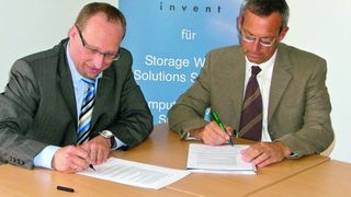 Wolfgang Klein (links) unterzeichnet gemeinsam mit dem Schulleiter des Gymnasiums Rosenfeld Peter Hilt die Kooperationsvereinbarung für das Projekt »Wirtschaft macht Schule«. (Archiv: Vogel Business Media)