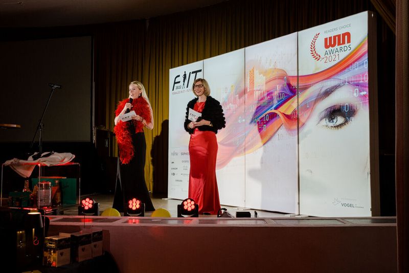 Eva Kanzler und Daniela Schilling (beides Vogel IT Akademie) eröffnen den Galaabend. (Bild: www.hamann.photo)