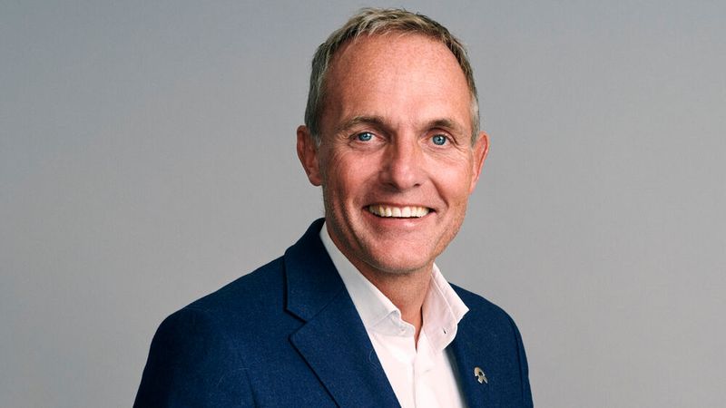 Marius Hayler, General Manager Nio Deutschland: „Das Jahr 2024 steht für Nio in Deutschland unter dem Motto „Etablierung & Stabilisierung“. Unser Fokus bleibt weiterhin „Direct-to-Costumer“ und damit einhergehend die maximale Zufriedenheit unserer User. Zusätzlich konzentrieren wir uns auf den Ausbau unserer Infrastruktur, hier mit Schwerpunkt auf die Themen Vertrieb und Service. Dazu zählen neben weiterer Power Swap Stations die Errichtung zusätzlicher Nio Hubs sowie dem Nio House in Hamburg. Im Bereich Service werden wir das bestehende Netzwerk erweitern, Prozesse optimieren und vor allem mit zusätzlichen Servicepartnern für den Werkstattbereich zusammenarbeiten. Unser Anspruch bleibt Premium.“   (Bild: Nio)