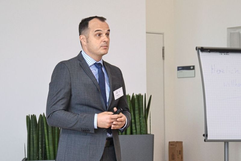 Fuchs-Produktmanager Mike Werner sprach über ein Geschäftsfeld, das man nicht sofort mit Fuchs in Verbindung bringt: effiziente Hohlraumversiegelung bei Raumtemperatur. (Bild: Michel / »kfz-betrieb«)