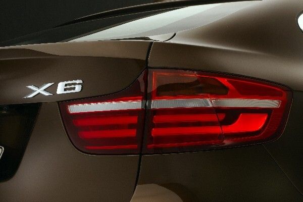 Der exklusive Status des X6 als Sports Activity Coupé wird durch gezielte Design-Modifikation und neue Ausstattungsmerkmale unterstrichen (Bild: BMW)