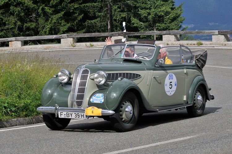Am Berg: Der BMW 321 (Baujahr 1939) nimmt die Kurve ideal.  (Zietz/»kfz-betrieb«)