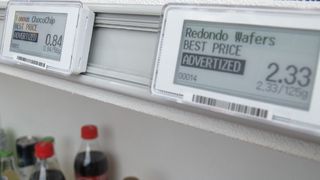 Praktisch und immer aktuell: Die ESL-Systeme basieren auf einem e-Paper und zeigen neben einem aktuellen Preis auch zusätzliche Informationen an. (Samsung)