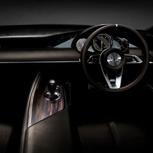 Im Innenraum des Vision Coupés hat Mazda das japanische Architekturkonzept „ma“ umgesetzt: Zwischen Komponenten wie der Instrumententafel, der Türverkleidung und der Mittelkonsole gibt es Freiraum, durch den die Luft strömen kann. Das soll den Eindruck eines Raums erzeugen, der in die gleiche Richtung fließt, in die sich das Auto bewegt.