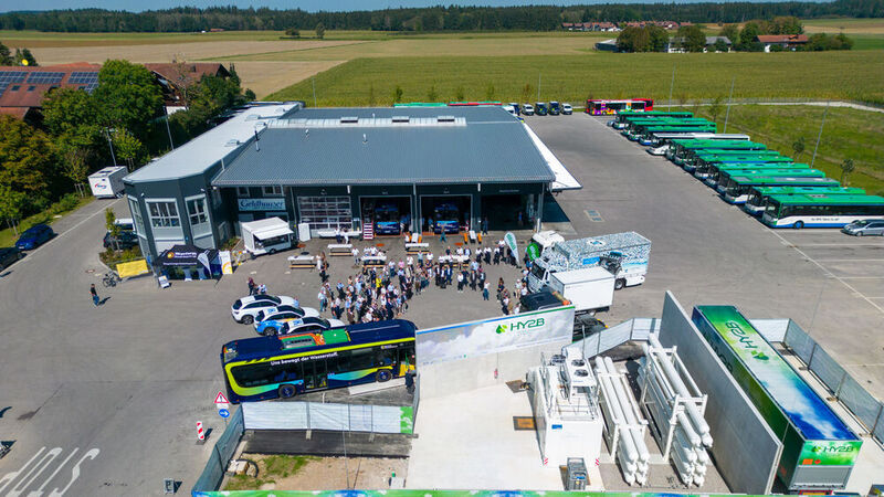 In Hofolding nahe München hat die bislang größte Wasserstoff-Tankstelle für Busse und Lkw in Bayern eröffnet.