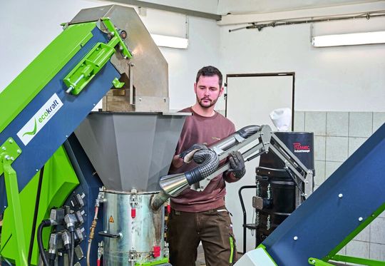 Der Absaugarm saugt Dämpfe ab, die beim Pelletieren entstehen.(Bild:  Ruwac)