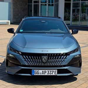 2. Das Design: Ist das noch erkennbar französisches Design? Peugeot-Modelle zeichneten sich früher durch optische Leichtigkeit und unaufdringliche Eleganz aus – man denke an den 306 oder auch an dessen Nachfolger 307.(Bild:  Mauritz – VCG)