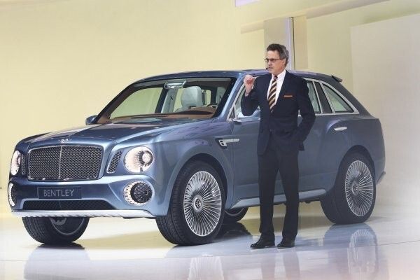 Bentley-Vorstandschef Wolfgang Dürheimer präsentiert den exklusiven Bentley EXP 9, dessen Sechsliter W12-Twinturbo 610 PS mobilisiert (Bild: Bentley)