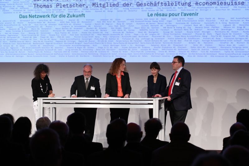 Caroline Morel, Geschäftsleiterin Swissaid, Christian Etter, Mitglied der Geschäftsleitung Staatssekretariat für Wirtschaft SECO, Eveline Kobler, Wirtschaftsredaktorin SRF, Ursula von Gunten, Corporate Head of CSR Triumph International und Thomas Pletscher, Mitglied der Geschäftsleitung economiesuisse vertieft in einer Podiumsdiskussion über Corporate Social Responsibility. (Bild: SMM)