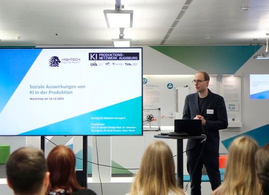 Beschäftigte in Werkhallen sehen KI eher als Entlastung, denn als Bedrohung: Dr. Sebastian Rosengrün präsentiert seine Ergebnisse den beteiligten Unternehmen.(Bild:  Centre for Future Production)