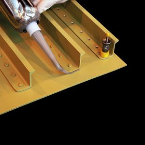 Bei der Montage von Flugzeug-Rumpfelementen müssen grosse Mengen von Dichtmitteln aufgetragen werden. Diese Aufgaben können von mobilen Robotern übernommen werden.