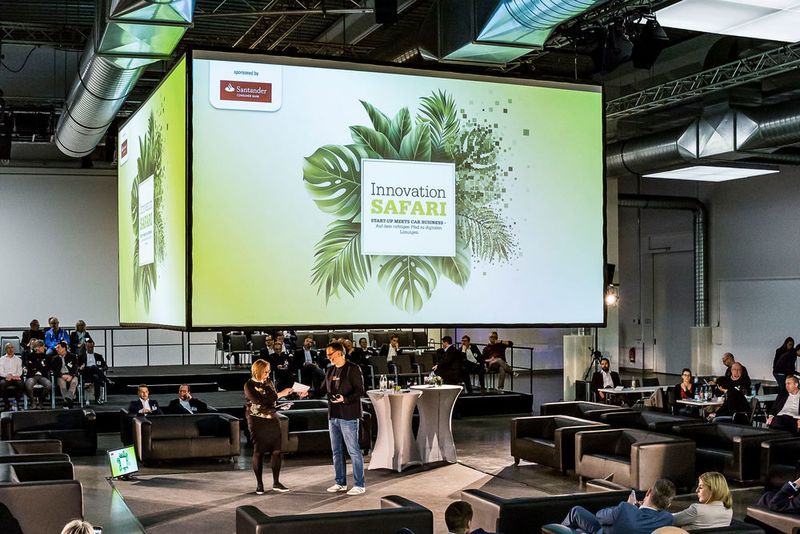Am Nachmittag ging es in die Endrunde der Innovation Safari, unterstützt von der Santander Consumer Bank. Fünf Teams aus Automobilhändlern und Start-ups entwickelten neue Ideen für den Handel. (Stefan Bausewein)