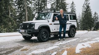 Erfolgreicher Härtetest in den Alpen: Jim Ratcliffe an einem Prototyp des Ineos Grenadier. (Bild: Chris Riefenberg/Ampnet)