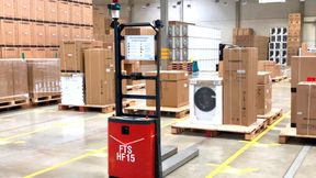 Im Hermes-Logistikzentrum Löhne transportieren AGVs vom Typ Melkus G 130 täglich circa 1.000 Paletten mit kommissionierten Waren über bis zu 600 mMeter von 220 Aufnahmestellen zu 128 Zielen, vorwiegend Lkw-Verladebuchten. (Bild: Hermes)