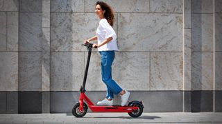 Der E-Tretroller von Govecs fährt mit Einhell-Akkupacks. (Bild: Govecs)