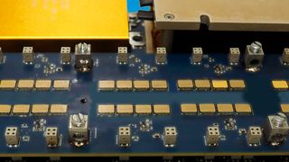 V-Ladegerät: für 2,6 kW/l mit einem Wirkungsgrad von 97%, ausgestattet mit GS66516T-Transistoren (Bild: HELLA)