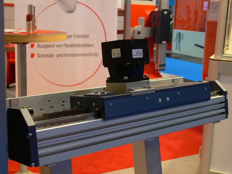 Eine neue Linearachse aus dem R-Plus System stellte Rollon vor. Die RP-160 verfügt über einen Zahnstangenantrieb und kann dadurch hohe axiale Kräfte übertragen. (Bild: Drescher/konstruktionspraxis)